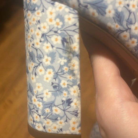 Block heels with an adorable bow 💕 Blue with daisy flowers worn once - Picture 4 of 5